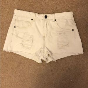 White, mid-rise shorts